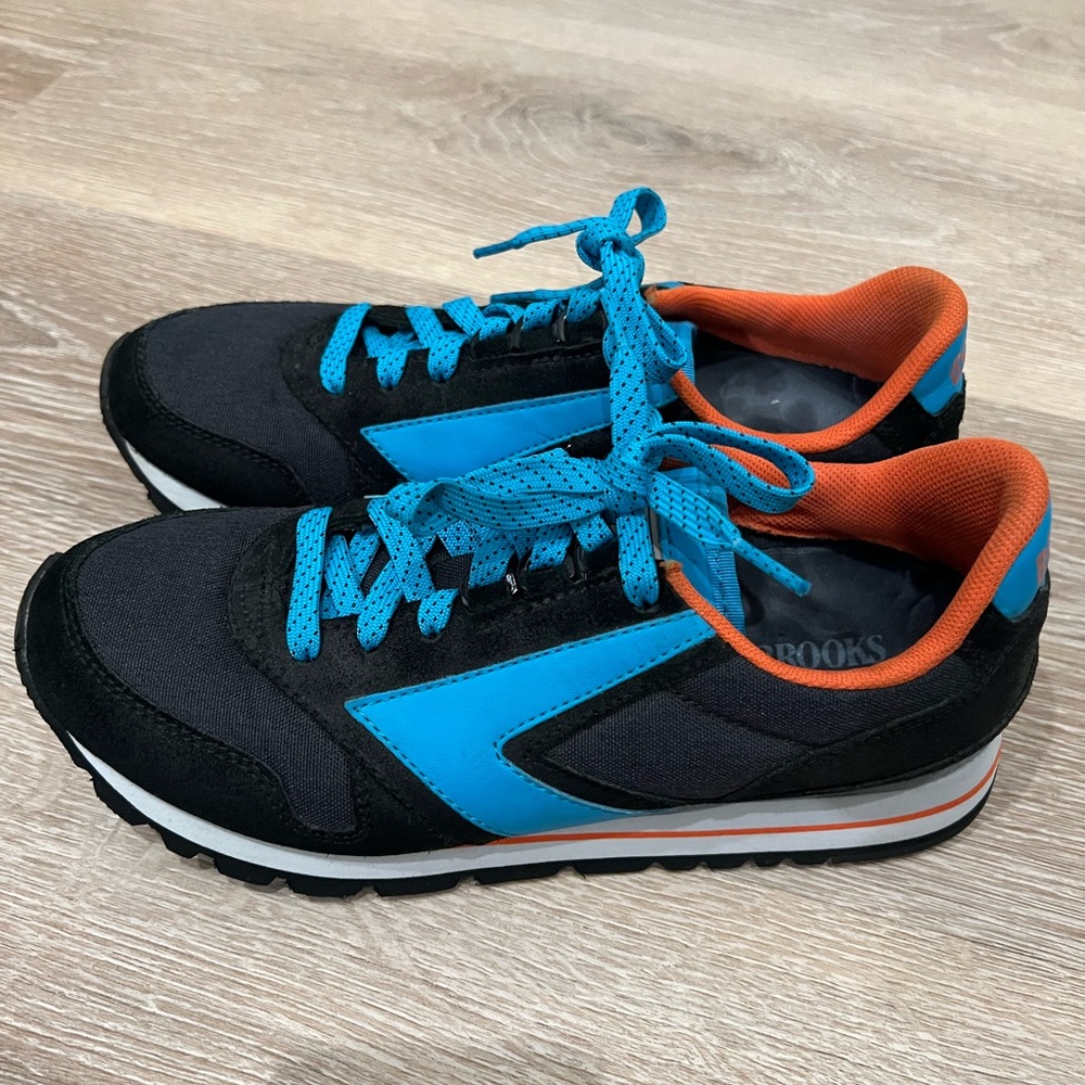 Brooks Chariot Black and Blue Athletic Sneakers with Classic Silhouette
